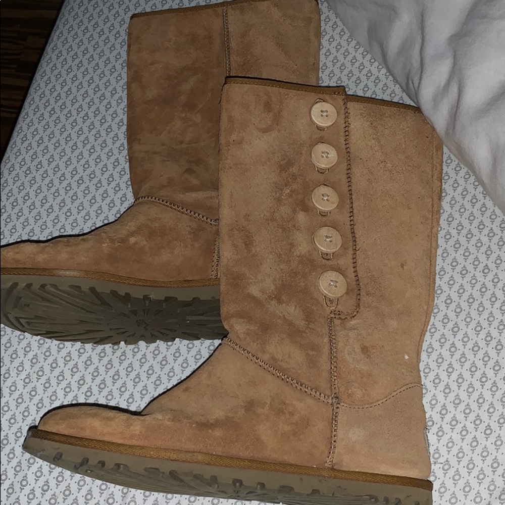 Ugg boots- fur at foot, not through legs.